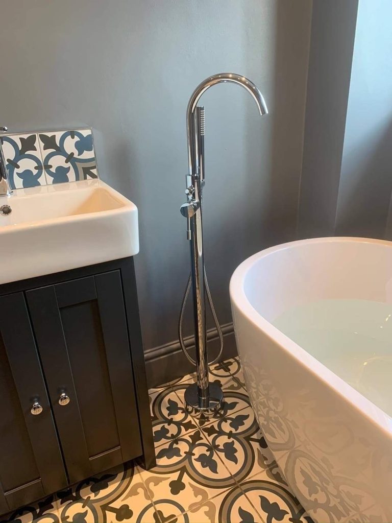 Fashionable Bathroom Design With Bath and shower head