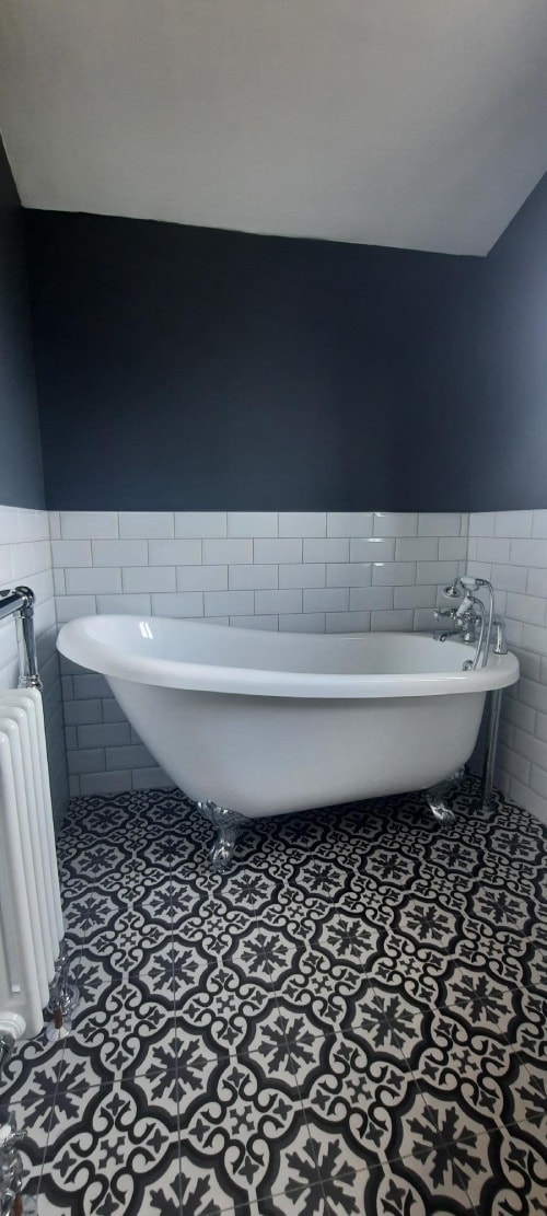 Fashionable Bathroom Design With Bath