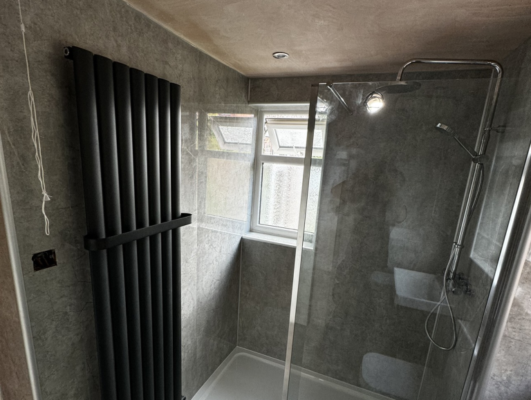 Modern heating rail and shower installation